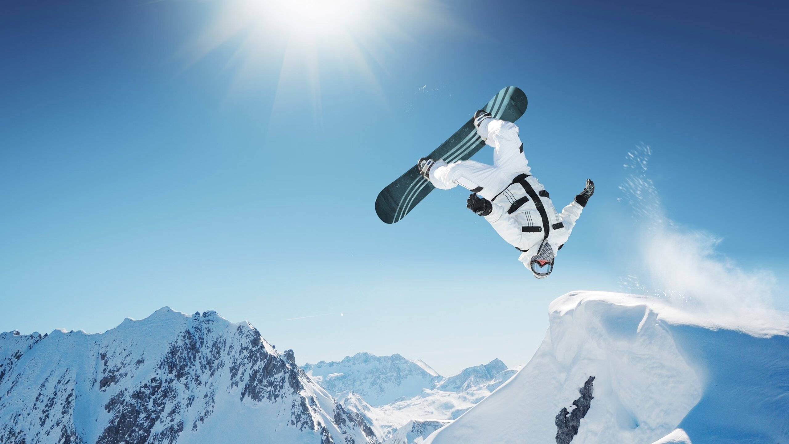 “激烈碰撞：赛场上的惊心瞬间”，场激烈的比赛